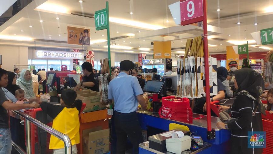 Antrean panjang terlihat pada kasir Transmart Cempaka Putih saat promo diskon besar dalam Transmart Full Day Sale jelang pergantian Tahun Baru pada Sabtu, (30/12/2023). (CNBC Indonesia/Rosseno Aji Nugroho)