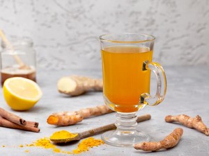 Makan Banyak Saat Liburan? 5 Minuman Ini Cocok untuk Detoks Tubuh