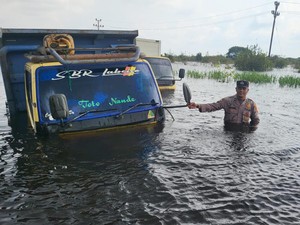 2 Truk Terjebak Banjir di Pelalawan usai Sopir Nekat Menerobos