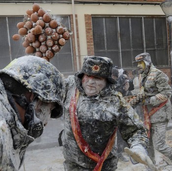 Potret Tentara Saling Lempar Tepung dan Telur di Spanyol