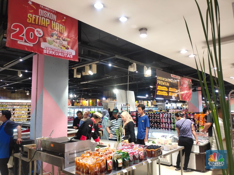 Pengunjung memadati Transmart Cempaka Putih saat Transmart Full Day Sale kembali digelar menyambut pergantian Tahun Baru 2024. Pengunjung memadati Transmart Cempaka Putih saat Transmart Full Day Sale kembali digelar menyambut pergantian Tahun Baru 2024. (CNBC Indonesia/Rosseno Aji Nugroho)