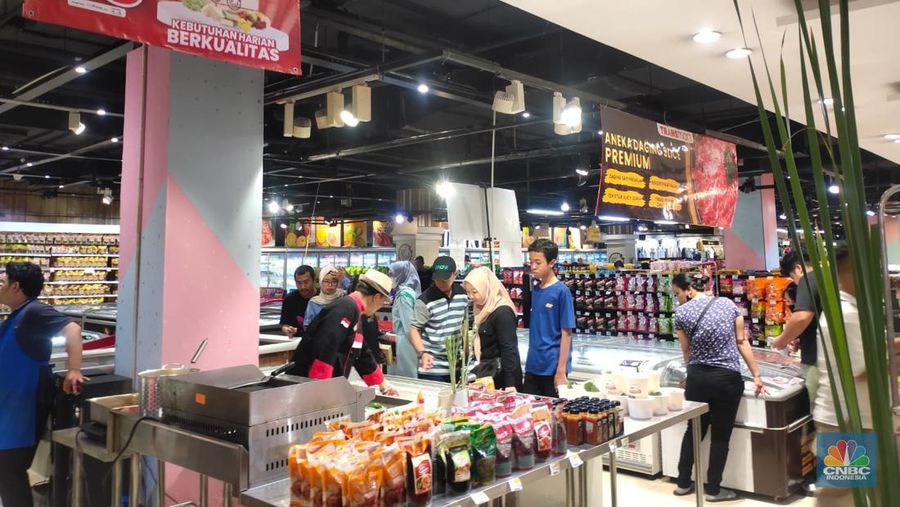 Pengunjung memadati Transmart Cempaka Putih saat Transmart Full Day Sale kembali digelar menyambut pergantian Tahun Baru 2024. (²©²ÊÍøÕ¾/Rosseno Aji Nugroho)