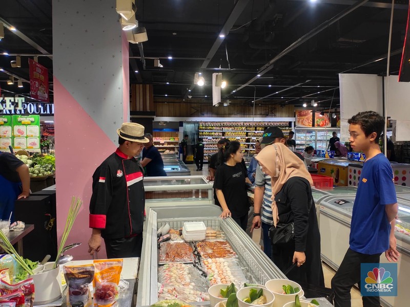 Pengunjung memadati Transmart Cempaka Putih saat Transmart Full Day Sale kembali digelar menyambut pergantian Tahun Baru 2024. Pengunjung memadati Transmart Cempaka Putih saat Transmart Full Day Sale kembali digelar menyambut pergantian Tahun Baru 2024. (CNBC Indonesia/Rosseno Aji Nugroho)