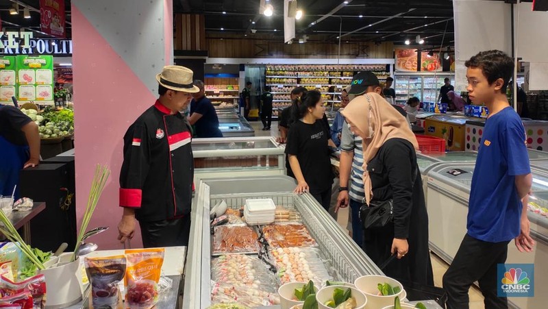 Pengunjung memadati Transmart Cempaka Putih saat Transmart Full Day Sale kembali digelar menyambut pergantian Tahun Baru 2024. (CNBC Indonesia/Rosseno Aji Nugroho)