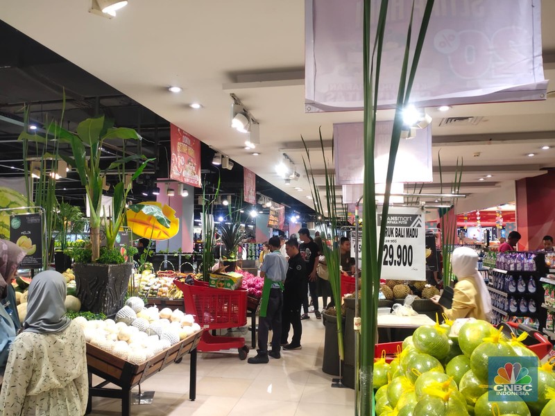 Pengunjung memadati Transmart Cempaka Putih saat Transmart Full Day Sale kembali digelar menyambut pergantian Tahun Baru 2024. Pengunjung memadati Transmart Cempaka Putih saat Transmart Full Day Sale kembali digelar menyambut pergantian Tahun Baru 2024. (CNBC Indonesia/Rosseno Aji Nugroho)
