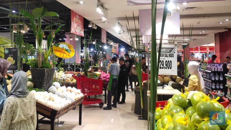 Pengunjung memadati Transmart Cempaka Putih saat Transmart Full Day Sale kembali digelar menyambut pergantian Tahun Baru 2024. (CNBC Indonesia/Rosseno Aji Nugroho)
