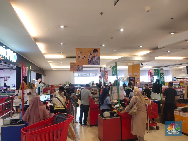 Pengunjung memadati Transmart Cempaka Putih saat Transmart Full Day Sale kembali digelar menyambut pergantian Tahun Baru 2024. Pengunjung memadati Transmart Cempaka Putih saat Transmart Full Day Sale kembali digelar menyambut pergantian Tahun Baru 2024. (CNBC Indonesia/Rosseno Aji Nugroho)