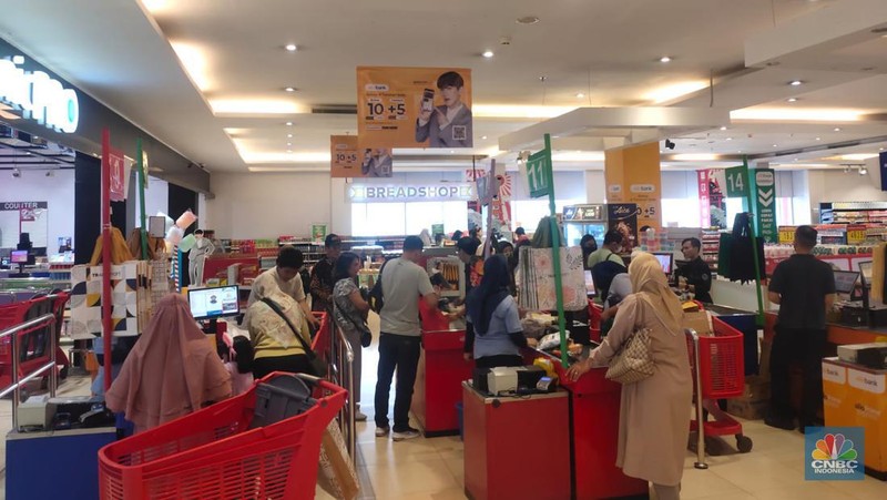 Pengunjung memadati Transmart Cempaka Putih saat Transmart Full Day Sale kembali digelar menyambut pergantian Tahun Baru 2024. (CNBC Indonesia/Rosseno Aji Nugroho)