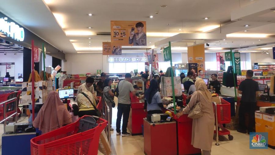 Pengunjung memadati Transmart Cempaka Putih saat Transmart Full Day Sale kembali digelar menyambut pergantian Tahun Baru 2024. (CNBC Indonesia/Rosseno Aji Nugroho)
