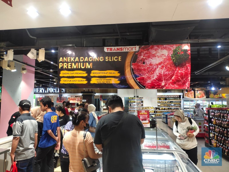 Pengunjung memadati Transmart Cempaka Putih saat Transmart Full Day Sale kembali digelar menyambut pergantian Tahun Baru 2024. Pengunjung memadati Transmart Cempaka Putih saat Transmart Full Day Sale kembali digelar menyambut pergantian Tahun Baru 2024. (CNBC Indonesia/Rosseno Aji Nugroho)