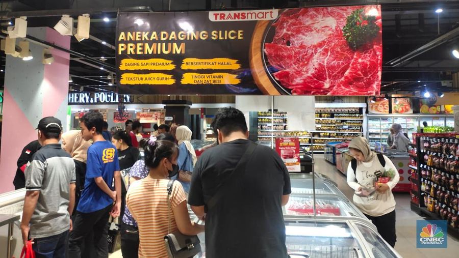 Pengunjung memadati Transmart Cempaka Putih saat Transmart Full Day Sale kembali digelar menyambut pergantian Tahun Baru 2024. (²©²ÊÍøÕ¾/Rosseno Aji Nugroho)