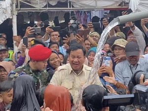 Momen Prabowo Main Bareng Anak-anak Usai Resmikan Sumber Air di Sukabumi