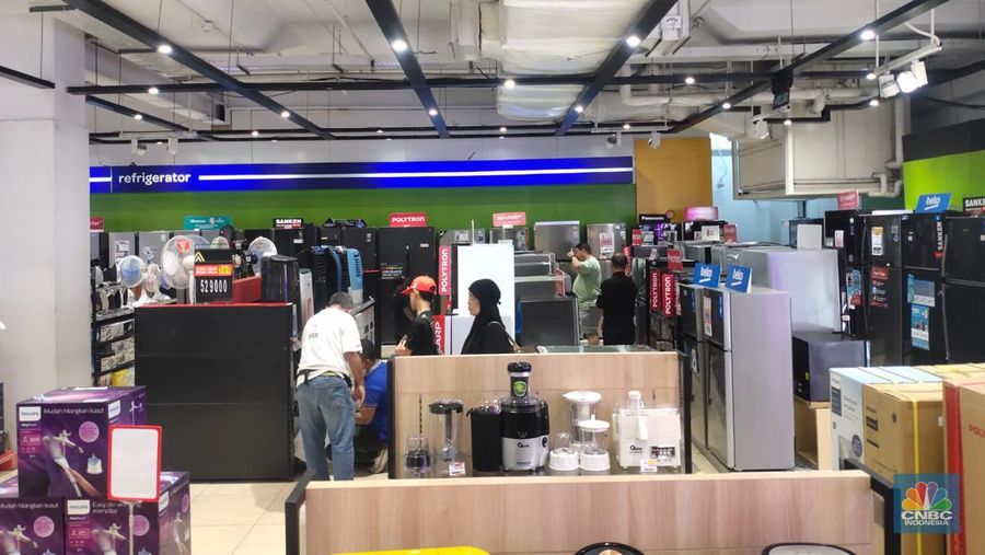 Suasana Transmart Cempaka Putih saat Transmart Full Day Sale kembali digelar dalam menyambut Tahun Baru 2024 yang berlangsung selama Sabtu dan Minggu. (CNBC Indonesia/Rosseno Aji Nugroho)