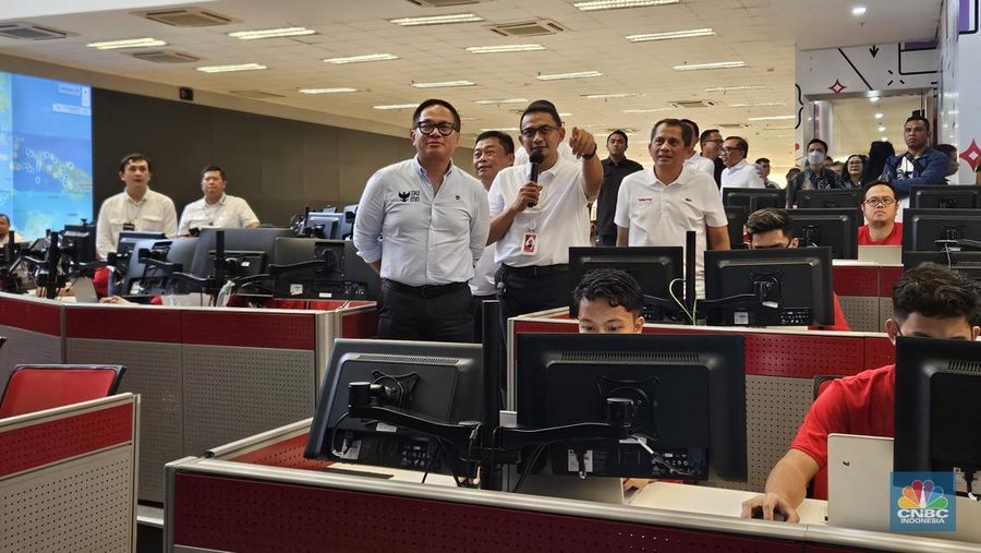 Wamen BUMN Kartiko Wirjoatmodjo mengecek kesiapan Telkom jelang tahun baru.