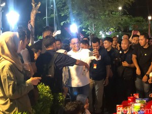 Tahun Baruan di Jogja, Anies Baswedan Sekeluarga Jalan-jalan ke Malioboro