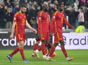 Serigala Roma Ompong di Kandang Lawan
