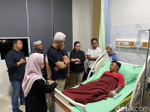 Ganjar Besuk Relawan Korban Penganiayaan Oknum TNI, Atikoh Nangis Sesenggukan