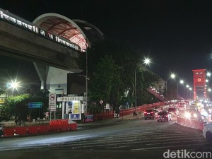 Jalan Sudirman Menuju Jembatan Ampera Padat Jelang Malam Tahun Baru