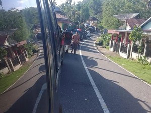 Jalinsum Manna-Tanjung Sakti Macet Panjang Imbas Longsor