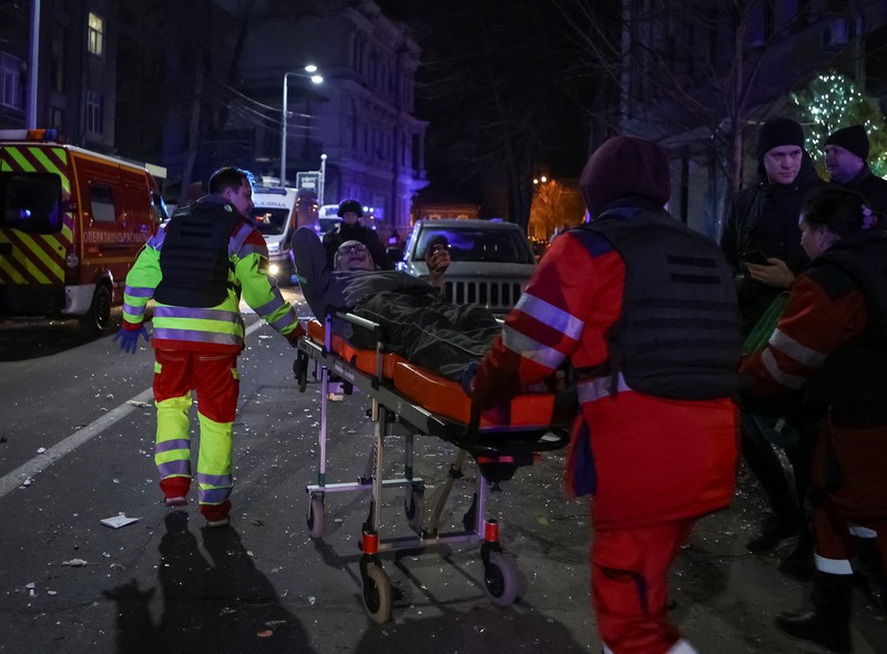 Petugas pemadam kebakaran bekerja di lokasi serangan drone Rusia, di tengah serangan Rusia ke Ukraina, di Kharkiv, Ukraina 31 Desember 2023. (REUTERS/Yevhen Titov)