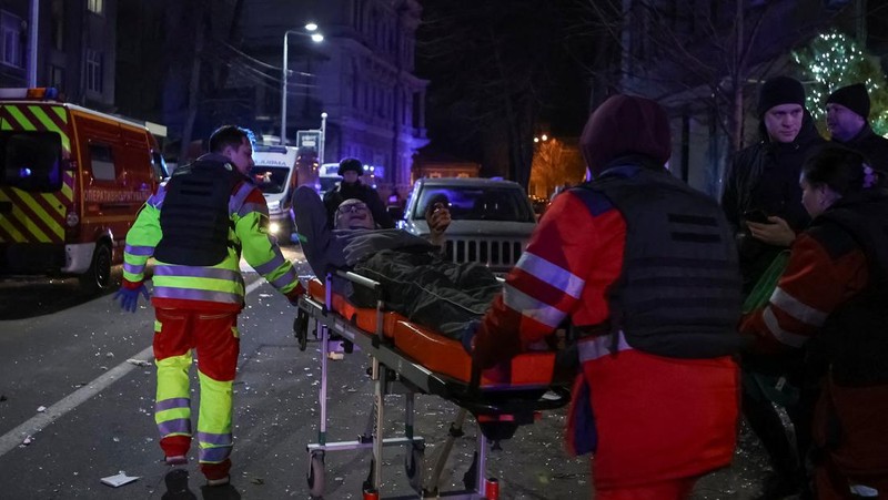Petugas pemadam kebakaran bekerja di lokasi serangan drone Rusia, di tengah serangan Rusia ke Ukraina, di Kharkiv, Ukraina 31 Desember 2023. (REUTERS/Yevhen Titov)