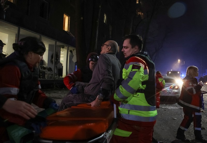Petugas pemadam kebakaran bekerja di lokasi serangan drone Rusia, di tengah serangan Rusia ke Ukraina, di Kharkiv, Ukraina 31 Desember 2023. (REUTERS/Yevhen Titov)