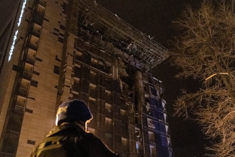Petugas pemadam kebakaran bekerja di lokasi serangan drone Rusia, di tengah serangan Rusia ke Ukraina, di Kharkiv, Ukraina 31 Desember 2023. (REUTERS/Yevhen Titov)
