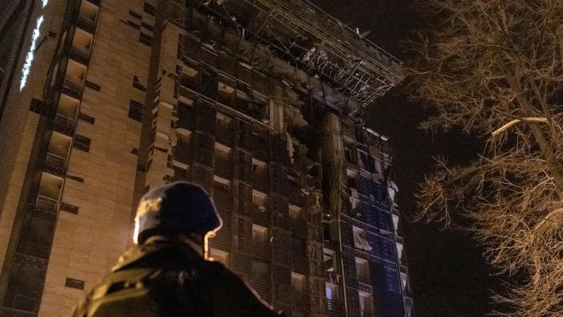Petugas pemadam kebakaran bekerja di lokasi serangan drone Rusia, di tengah serangan Rusia ke Ukraina, di Kharkiv, Ukraina 31 Desember 2023. (REUTERS/Yevhen Titov)