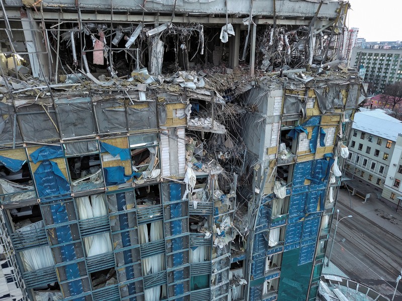 Petugas pemadam kebakaran bekerja di lokasi serangan drone Rusia, di tengah serangan Rusia ke Ukraina, di Kharkiv, Ukraina 31 Desember 2023. (REUTERS/Yevhen Titov)