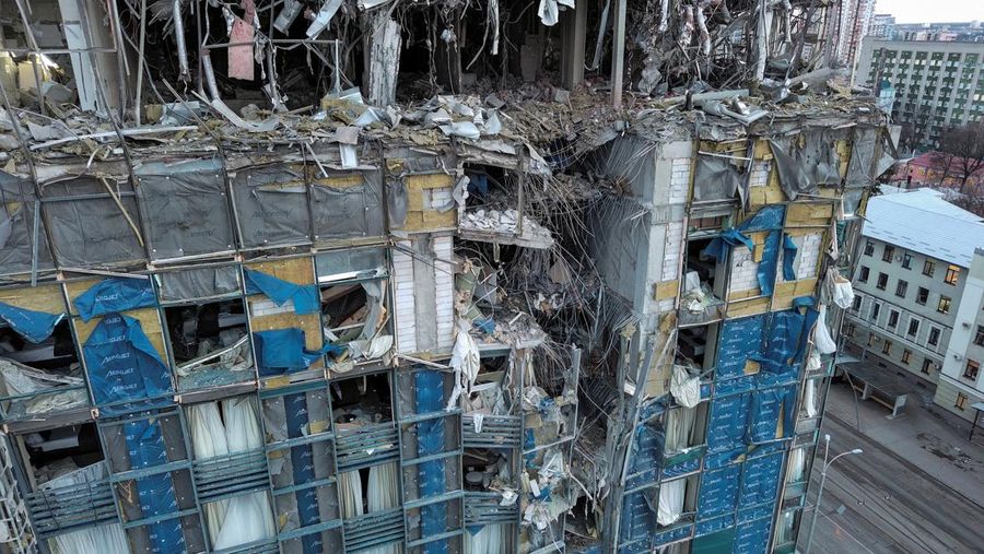 Pemandangan menunjukkan Hotel Istana Kharkiv rusak berat akibat serangan rudal Rusia, di tengah serangan Rusia ke Ukraina, di Kharkiv, Ukraina 31 Desember 2023. (REUTERS/Yan Dobronosov)