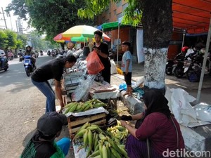 Jagung Manis dan Arang Laris Jelang Malam Pergantian Tahun di Lamongan