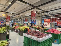 Ibu-ibu Merapat! Harga Ayam & Buah Lagi Murah di Transmart