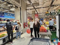 Penampakan Daging & Buah Segar Transmart Diserbu Pelanggan