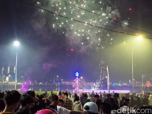 Langit Toraja Berhias Kembang Api, Selamat Tahun Baru 2024!