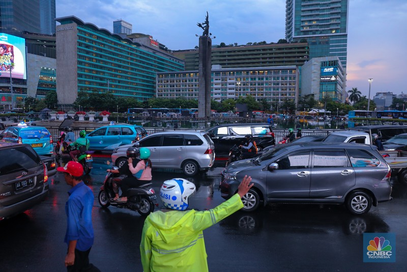 Petugas gabungan melakukan penutupan jalan di kawasan Bundaran Hotel Indonesia (HI), Jakarta, Minggu (31/12/2023). Petugas gabungan melakukan penutupan jalan di kawasan Bundaran Hotel Indonesia (HI), Jakarta, Minggu (31/12/2023). (CNBC Indonesia/Faisal Rahman)