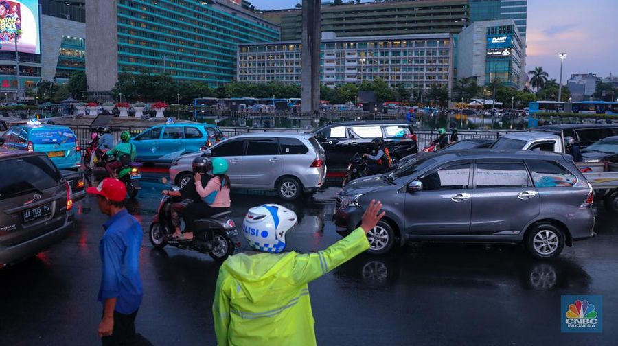 Petugas gabungan melakukan penutupan jalan di kawasan Bundaran Hotel Indonesia (HI), Jakarta, Minggu (31/12/2023). (CNBC Indonesia/Faisal Rahman)