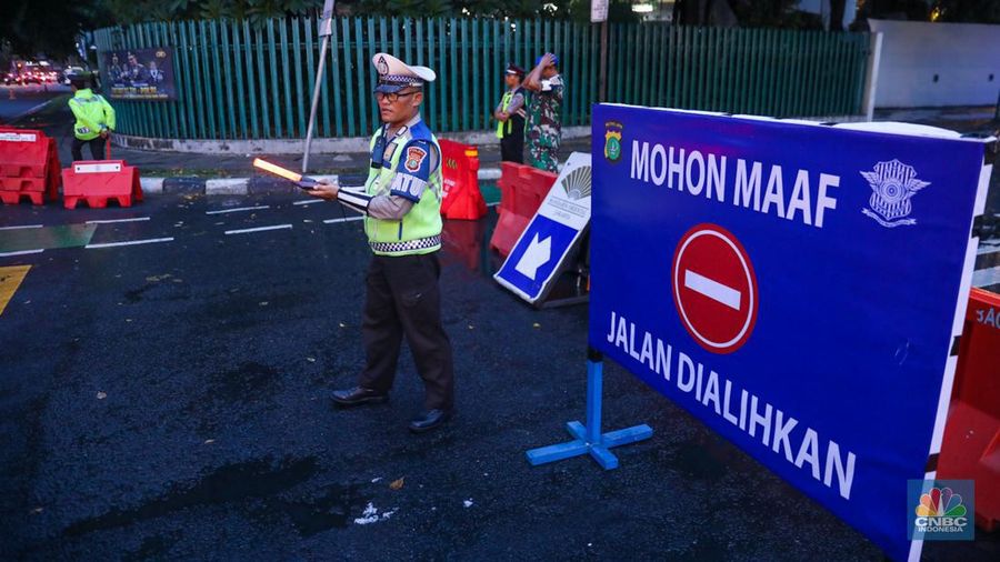 Petugas gabungan melakukan penutupan jalan di kawasan Bundaran Hotel Indonesia (HI), Jakarta, Minggu (31/12/2023). (CNBC Indonesia/Faisal Rahman)