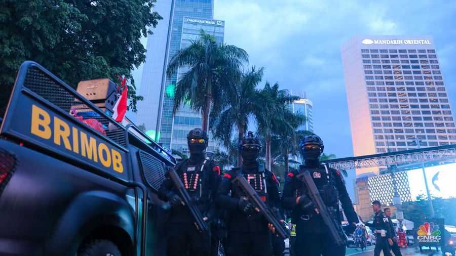 Petugas gabungan melakukan penutupan jalan di kawasan Bundaran Hotel Indonesia (HI), Jakarta, Minggu (31/12/2023). (CNBC Indonesia/Faisal Rahman)