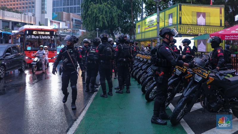 Petugas gabungan melakukan penutupan jalan di kawasan Bundaran Hotel Indonesia (HI), Jakarta, Minggu (31/12/2023). Petugas gabungan melakukan penutupan jalan di kawasan Bundaran Hotel Indonesia (HI), Jakarta, Minggu (31/12/2023). (CNBC Indonesia/Faisal Rahman)
