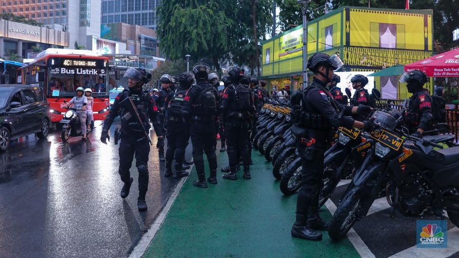 Petugas gabungan melakukan penutupan jalan di kawasan Bundaran Hotel Indonesia (HI), Jakarta, Minggu (31/12/2023). (CNBC Indonesia/Faisal Rahman)