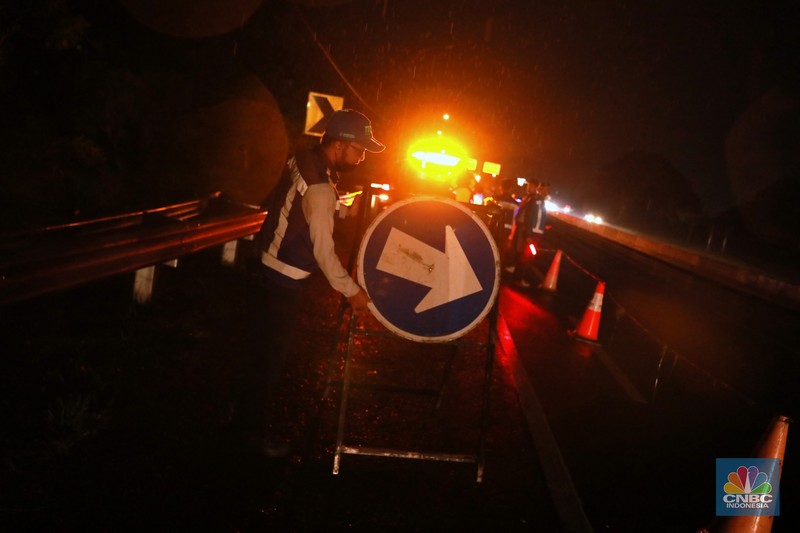 Petugas Jasa Marga sedang melakukan pengalihan arus kendaraan di Simpang Polingga KM 46 Tol Jagorawi, pintu GT Ciawi, Kabupaten Bogor, Jawa Barat, Sabtu (31/12/2022). Petugas Jasa Marga sedang melakukan pengalihan arus kendaraan di Simpang Polingga KM 46 Tol Jagorawi, pintu GT Ciawi, Kabupaten Bogor, Jawa Barat, Sabtu (31/12/2022). (CNBC Indonesia/Muhammad Sabki)