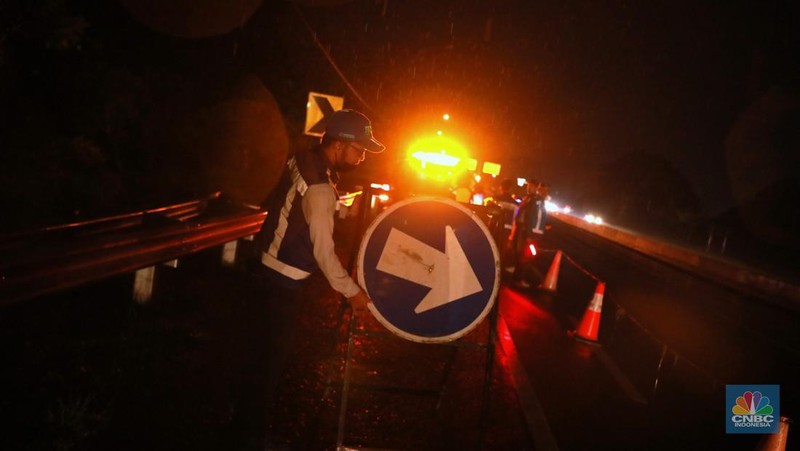 Petugas Jasa Marga sedang melakukan pengalihan arus kendaraan di Simpang Polingga KM 46 Tol Jagorawi, pintu GT Ciawi, Kabupaten Bogor, Jawa Barat, Sabtu (31/12/2022). (CNBC Indonesia/Muhammad Sabki)