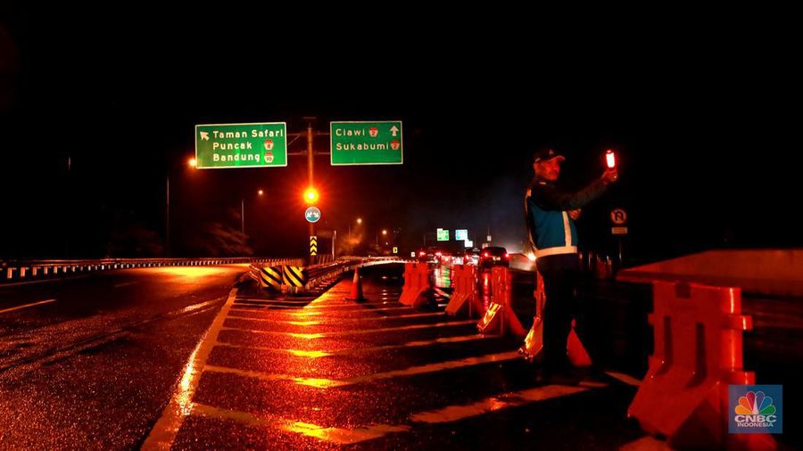 Petugas Jasa Marga sedang melakukan pengalihan arus kendaraan di Simpang Polingga KM 46 Tol Jagorawi, pintu GT Ciawi, Kabupaten Bogor, Jawa Barat, Sabtu (31/12/2022). (վ/Muhammad Sabki)