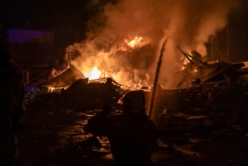 Petugas pemadam kebakaran bekerja di lokasi serangan drone Rusia, di tengah serangan Rusia ke Ukraina, di Kharkiv, Ukraina 31 Desember 2023. (REUTERS/Yevhen Titov)