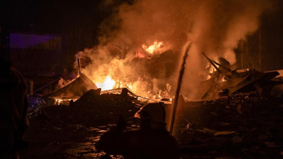 Petugas pemadam kebakaran bekerja di lokasi serangan drone Rusia, di tengah serangan Rusia ke Ukraina, di Kharkiv, Ukraina 31 Desember 2023. (REUTERS/Yevhen Titov)