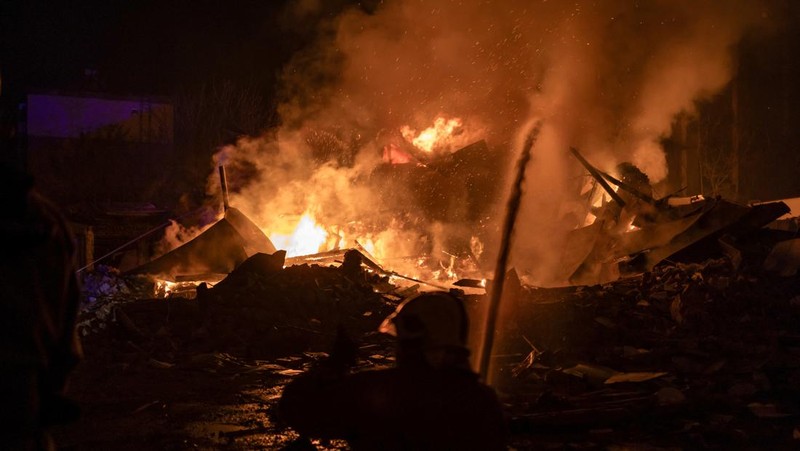 Petugas pemadam kebakaran bekerja di lokasi serangan drone Rusia, di tengah serangan Rusia ke Ukraina, di Kharkiv, Ukraina 31 Desember 2023. (REUTERS/Yevhen Titov)