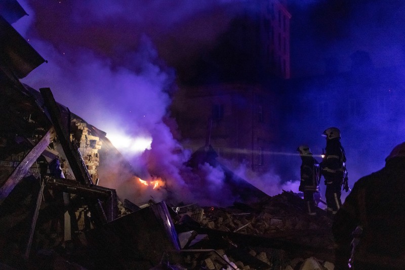 Petugas pemadam kebakaran bekerja di lokasi serangan drone Rusia, di tengah serangan Rusia ke Ukraina, di Kharkiv, Ukraina 31 Desember 2023. (REUTERS/Yevhen Titov)