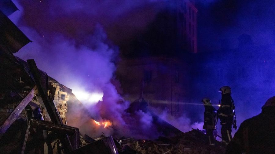 Petugas pemadam kebakaran bekerja di lokasi serangan drone Rusia, di tengah serangan Rusia ke Ukraina, di Kharkiv, Ukraina 31 Desember 2023. (REUTERS/Yevhen Titov)