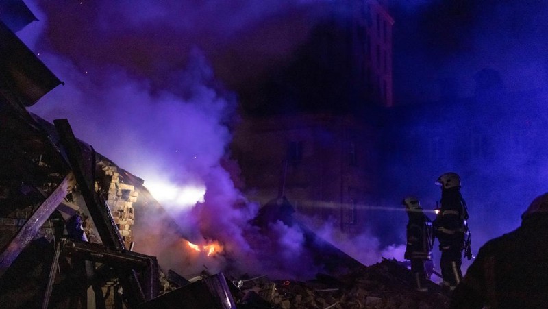 Petugas pemadam kebakaran bekerja di lokasi serangan drone Rusia, di tengah serangan Rusia ke Ukraina, di Kharkiv, Ukraina 31 Desember 2023. (REUTERS/Yevhen Titov)