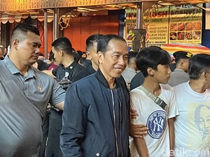 Jokowi Habiskan Malam Tahun Baru 2024 di Solo Car Free Night